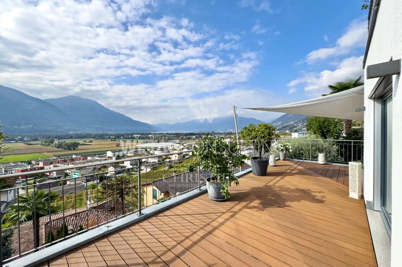 Villa moderne avec grandes terrasses, vue panoramique & jardin à vendre à Gordola (2)