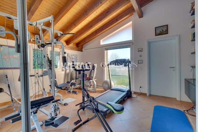 Elegante Villa in Lugano-Villa Luganese zu verkaufen: Grosszügige Räume, ebener Garten, Aussenpool & Fitnessbereich (10)