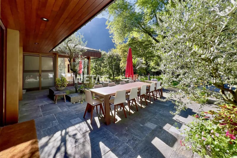 Prestigevolle Villa umgeben von üppigem Grün mit grosszügigem Garten in Grono zum Verkauf (8)