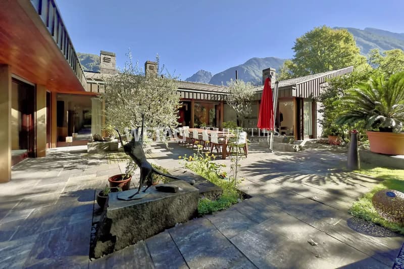 Prestigevolle Villa umgeben von üppigem Grün mit grosszügigem Garten in Grono zum Verkauf (13)