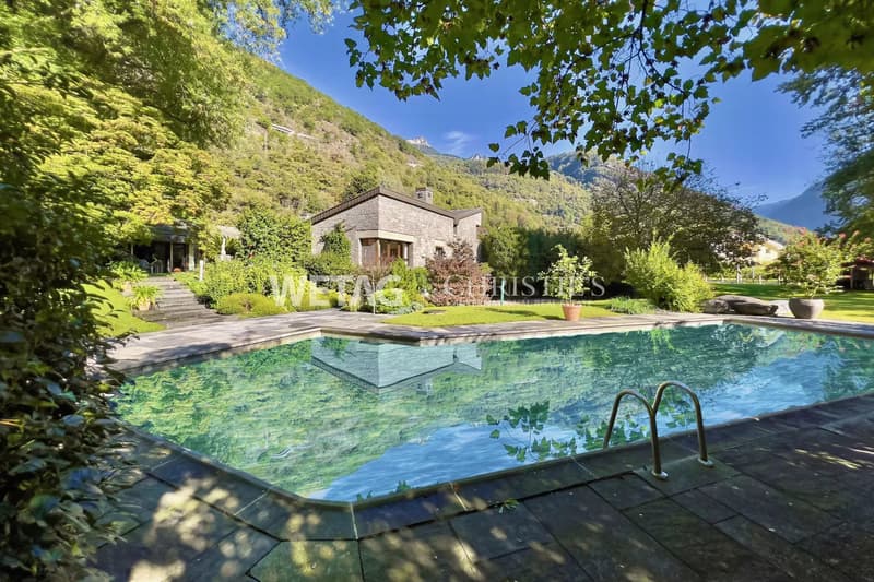 Prestigevolle Villa umgeben von üppigem Grün mit grosszügigem Garten in Grono zum Verkauf (2)