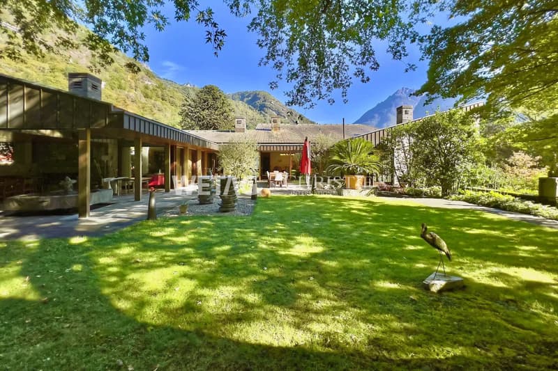 Prestigevolle Villa umgeben von üppigem Grün mit grosszügigem Garten in Grono zum Verkauf (1)