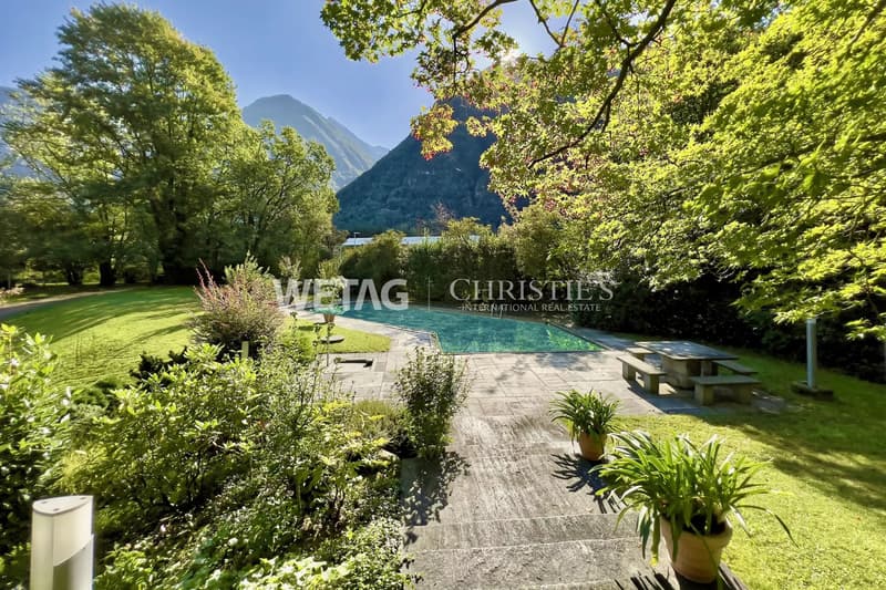 Prestigevolle Villa umgeben von üppigem Grün mit grosszügigem Garten in Grono zum Verkauf (6)
