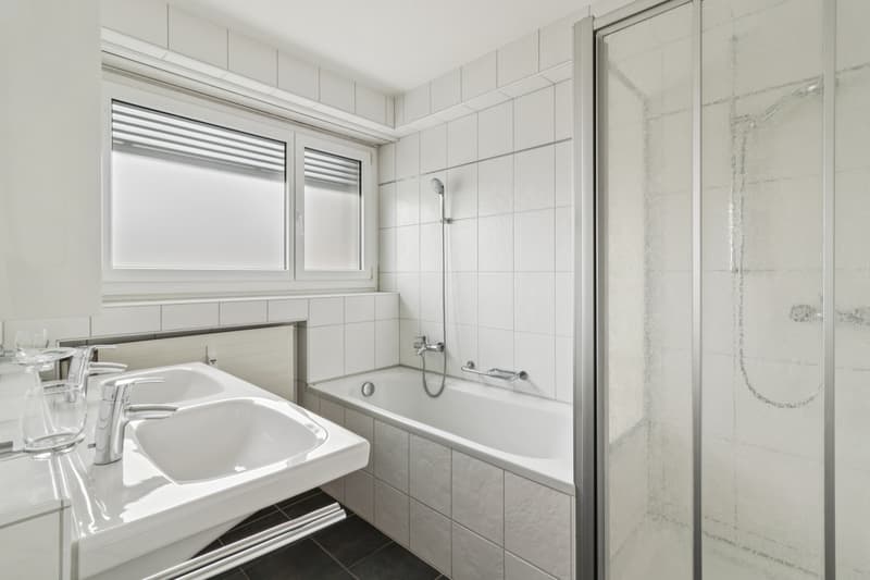 Badezimmer_mit_Bad_und_Dusche.jpg