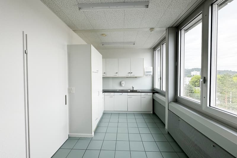 Espace de bureau/commercial moderne étendu sur l'axe principal de Winterthur (13)