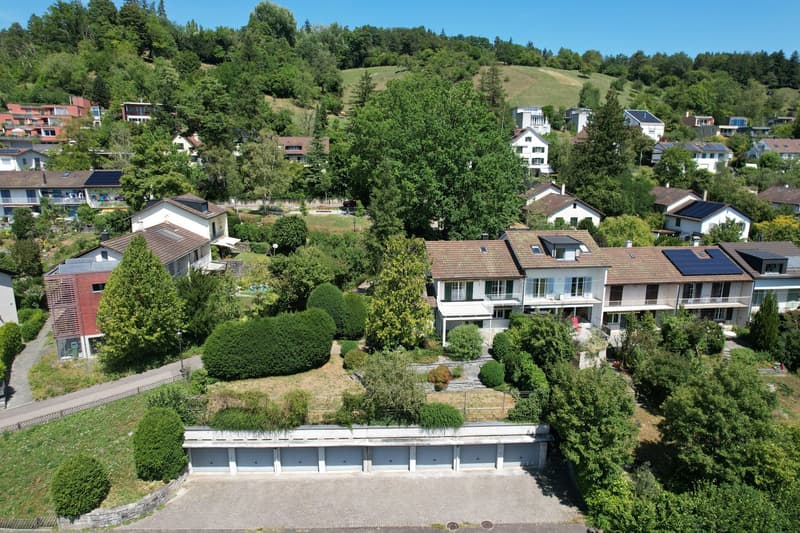 einseitig angebautes Einfamilienhaus mit separatem Garagengebäude und parkähnlicher Gartenanlage (3)