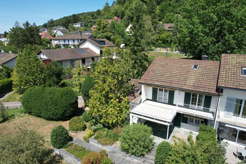 einseitig angebautes Einfamilienhaus mit separatem Garagengebäude und parkähnlicher Gartenanlage (2)