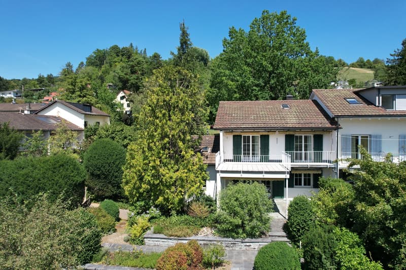 einseitig angebautes Einfamilienhaus mit separatem Garagengebäude und parkähnlicher Gartenanlage (1)