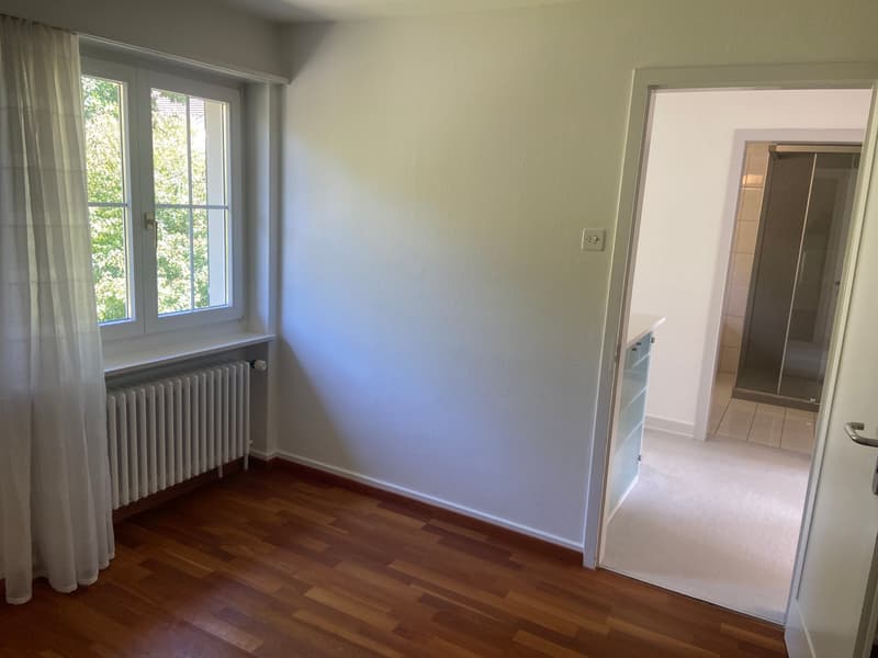 einseitig angebautes Einfamilienhaus mit separatem Garagengebäude und parkähnlicher Gartenanlage (13)