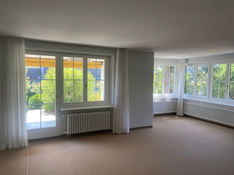 einseitig angebautes Einfamilienhaus mit separatem Garagengebäude und parkähnlicher Gartenanlage (9)