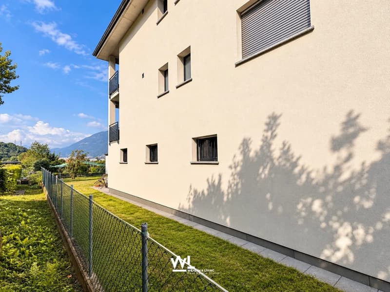 Casa plurifamiliare con due appartamenti, giardino e ampi spazi esterni (1)