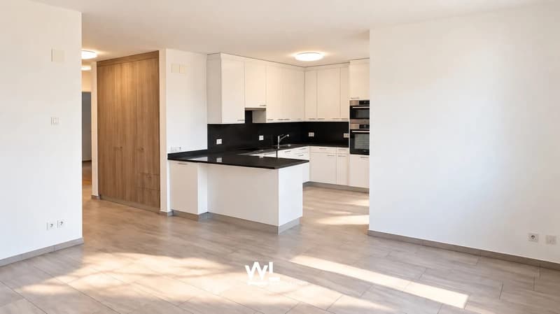 Casa plurifamiliare con due appartamenti, giardino e ampi spazi esterni (5)
