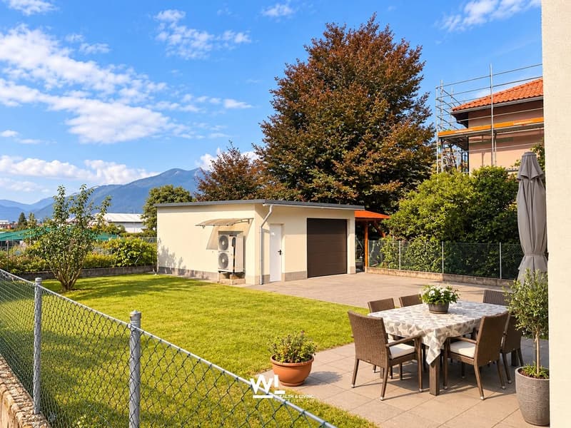 Casa plurifamiliare con due appartamenti, giardino e ampi spazi esterni (11)