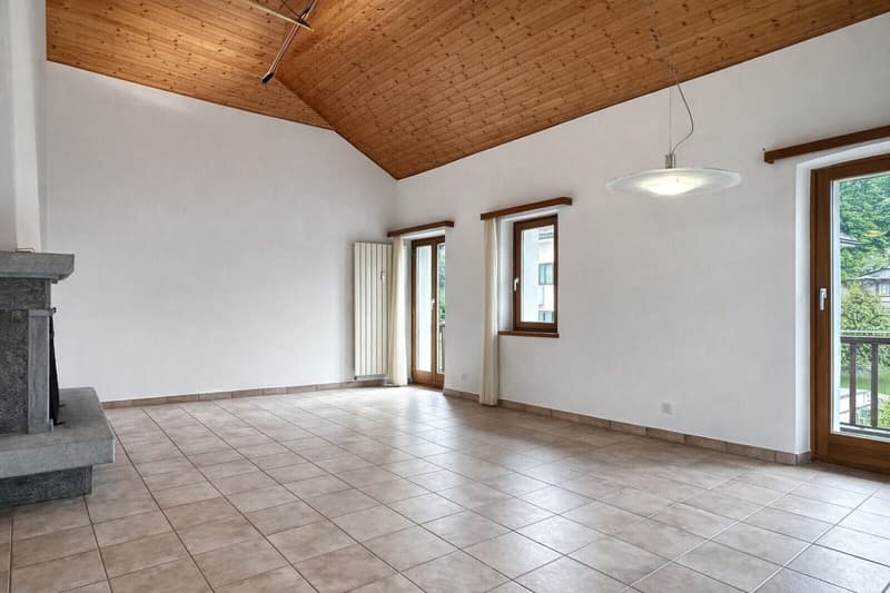 6-Zi.-Attika-Duplex mit Garten, Lift und Dachboden in Losone - hell und grosszügig (4)