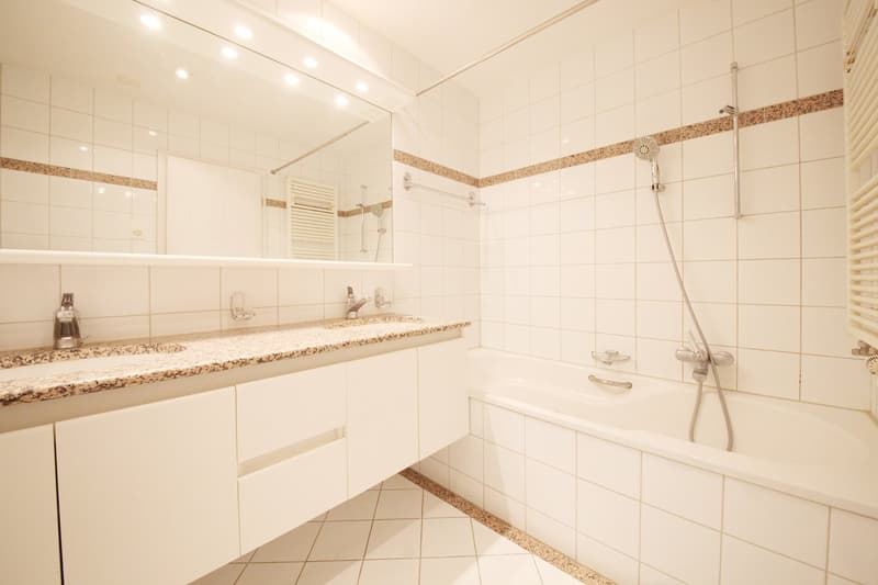 Top ausgebaute 2.5 ZW (80m2)  mit Balkon und eig. Waschküche, Kreis 6 (8)