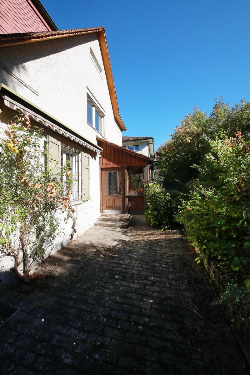Charmantes 5 1/2-Zimmer-Einfamilienhaus mit idyllischem Garten von 650 m2 (2)