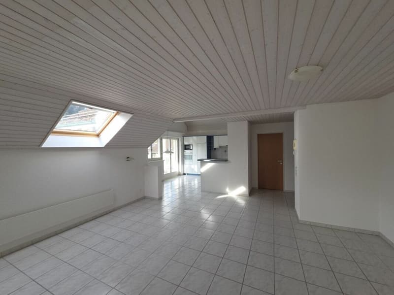 Zu verkaufen an der Haushaldenstrasse 2a in 8374 Dussnang; grosse 5½ Zi.-Dachwohnung, an ruhiger, sonniger Lage /nur 2 Gehminute bis ÖV ! (5)