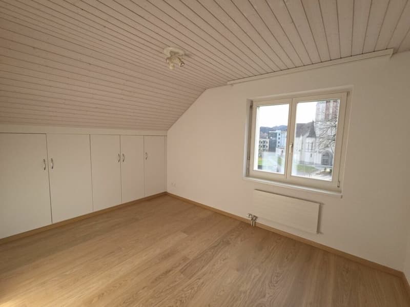 Zu verkaufen an der Haushaldenstrasse 2a in 8374 Dussnang; schöne 5½ Zi.-Dachwohnung, an ruhiger, sonniger Lage /nur 2 Gehminute bis ÖV ! (12)