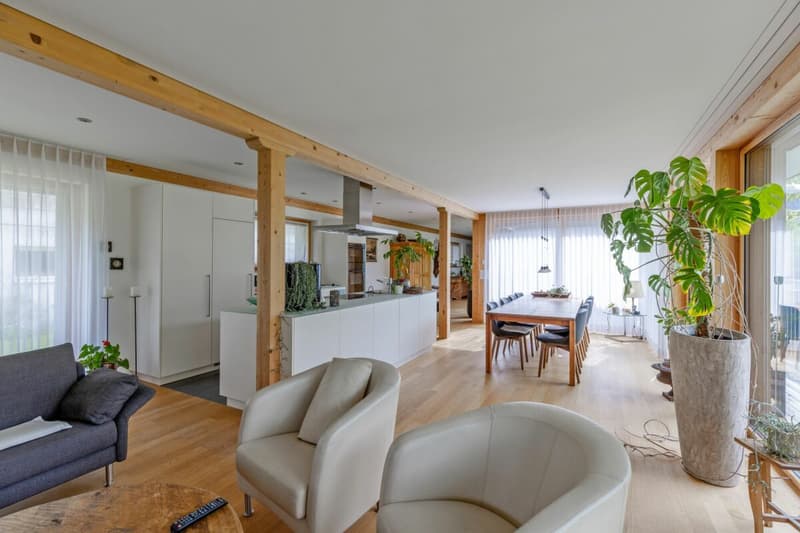 Zu verkaufen grosse, helle 4.5 Zi.-Wohnung 9055 Bühler bei Teufen. Mit Weitsicht ins Grüne und nur 2 Gehminuten bis ÖV ! (6)