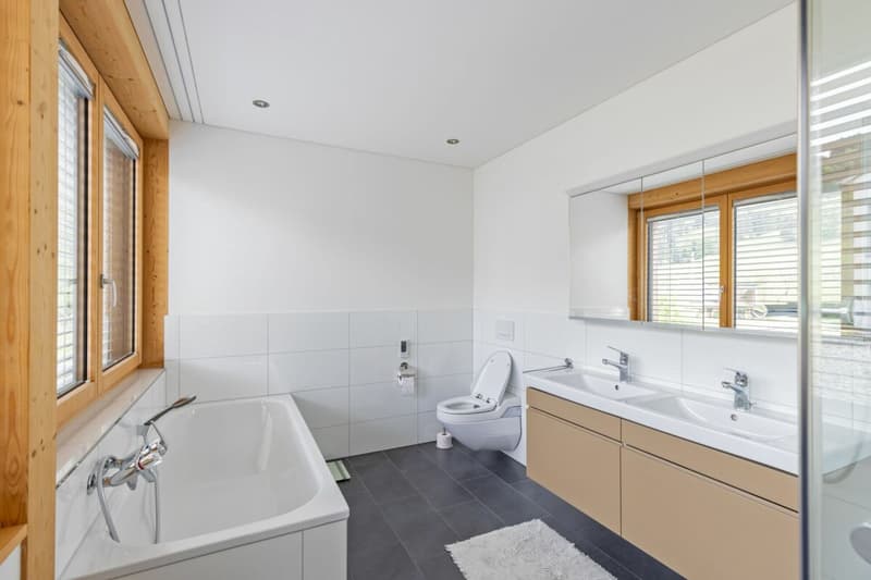 Zu verkaufen grosszügiges Terrassenhaus, 4.5 Zimmer, Länge 35 Meter. Am Bleicheliweg 2, 9055 Bühler bei Teufen, mit Weitsicht auf Wiese und Wald. Nur 2 Gehminuten bis Bahnhof ! (8)