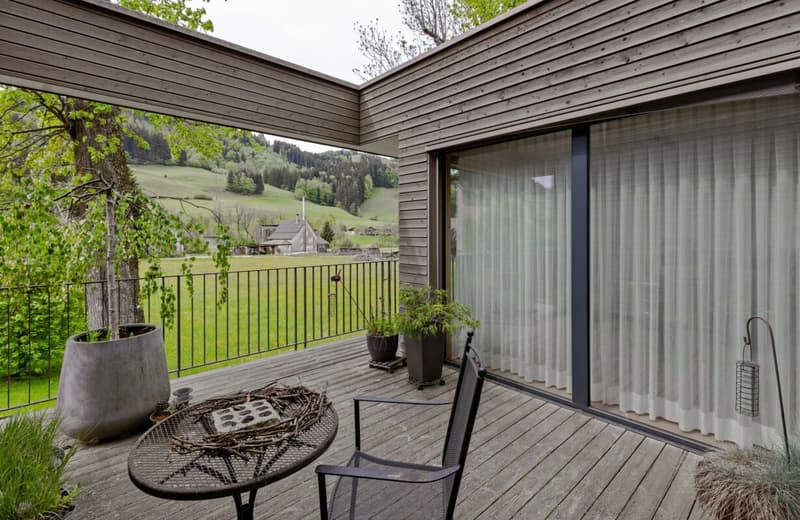 Zu verkaufen grosszügiges Terrassenhaus, 4.5 Zimmer, Länge 35 Meter. Am Bleicheliweg 2, 9055 Bühler bei Teufen, mit Weitsicht auf Wiese und Wald. Nur 2 Gehminuten bis Bahnhof ! (14)