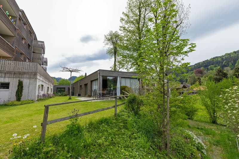 Zu verkaufen grosszügiges Terrassenhaus, 4.5 Zimmer, Länge 35 Meter. Am Bleicheliweg 2, 9055 Bühler bei Teufen, mit Weitsicht auf Wiese und Wald. Nur 2 Gehminuten bis Bahnhof ! (1)