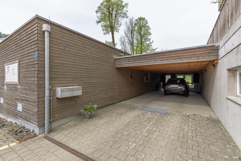 Zu verkaufen grosszügiges Terrassenhaus, 4.5 Zimmer, Länge 35 Meter. Am Bleicheliweg 2, 9055 Bühler bei Teufen, mit Weitsicht auf Wiese und Wald. Nur 2 Gehminuten bis Bahnhof ! (15)