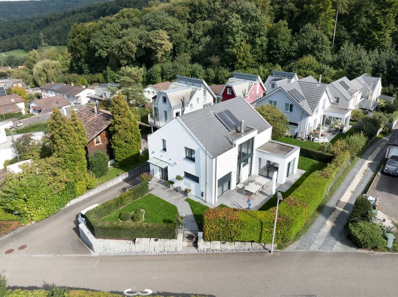 Freistehendes Einfamilienhaus mit Garten und Doppelgarage (16)