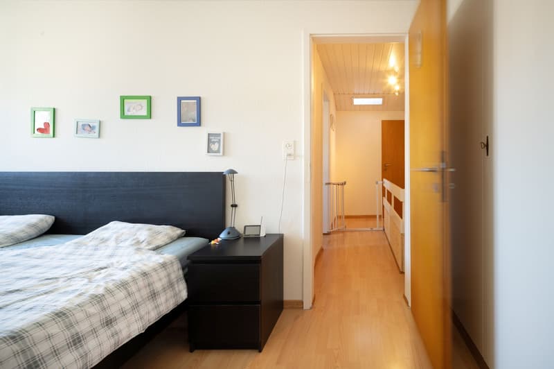 Eck-Einfamilienhaus mit Gewerberaum, Garagenbox und Sitzplatz (6)