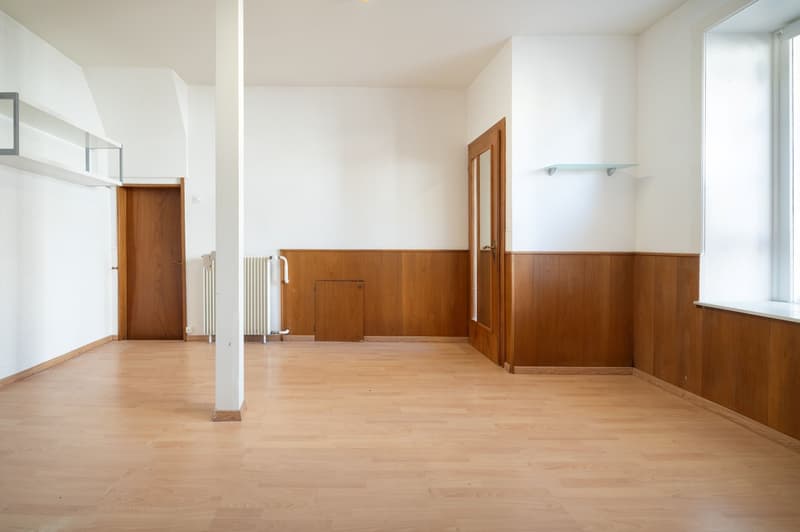 Eck-Einfamilienhaus mit Gewerberaum, Garagenbox und Sitzplatz (11)