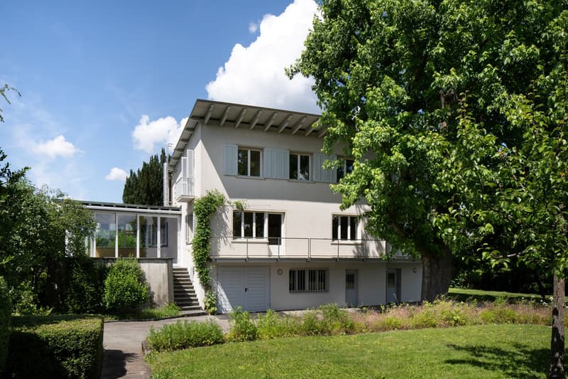 Grosszügiges Einfamilienhaus mit viel Grün und Privatsphäre (2)