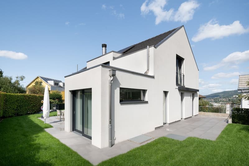 Freistehendes Einfamilienhaus mit Garten und Doppelgarage (3)