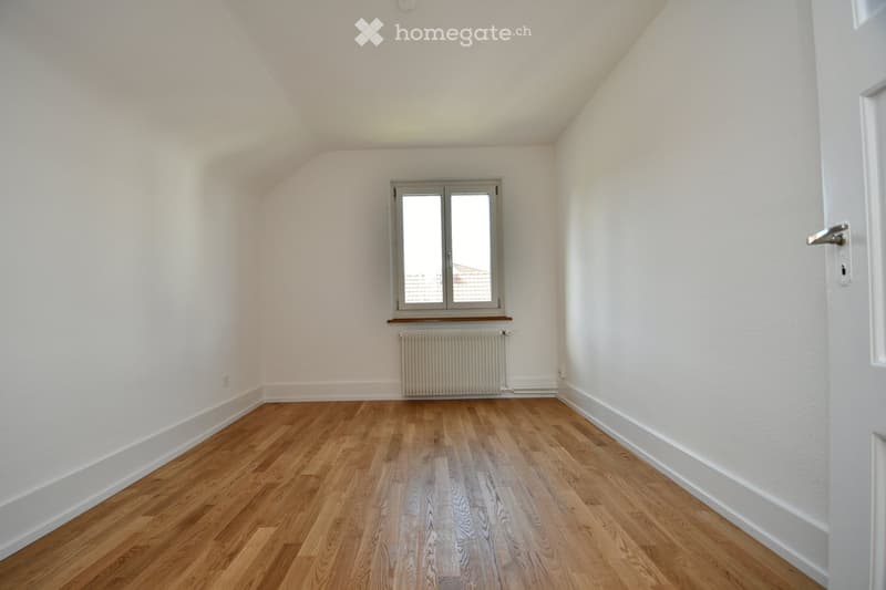 empty room, hardwood floor, white walls, window with radiator