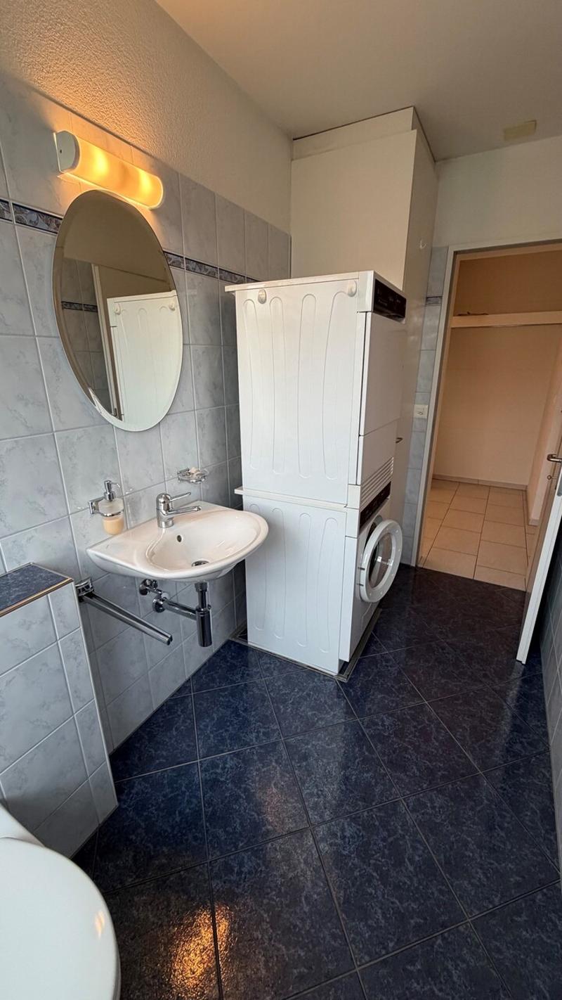 Badezimmer mit Toilette - Waschturm