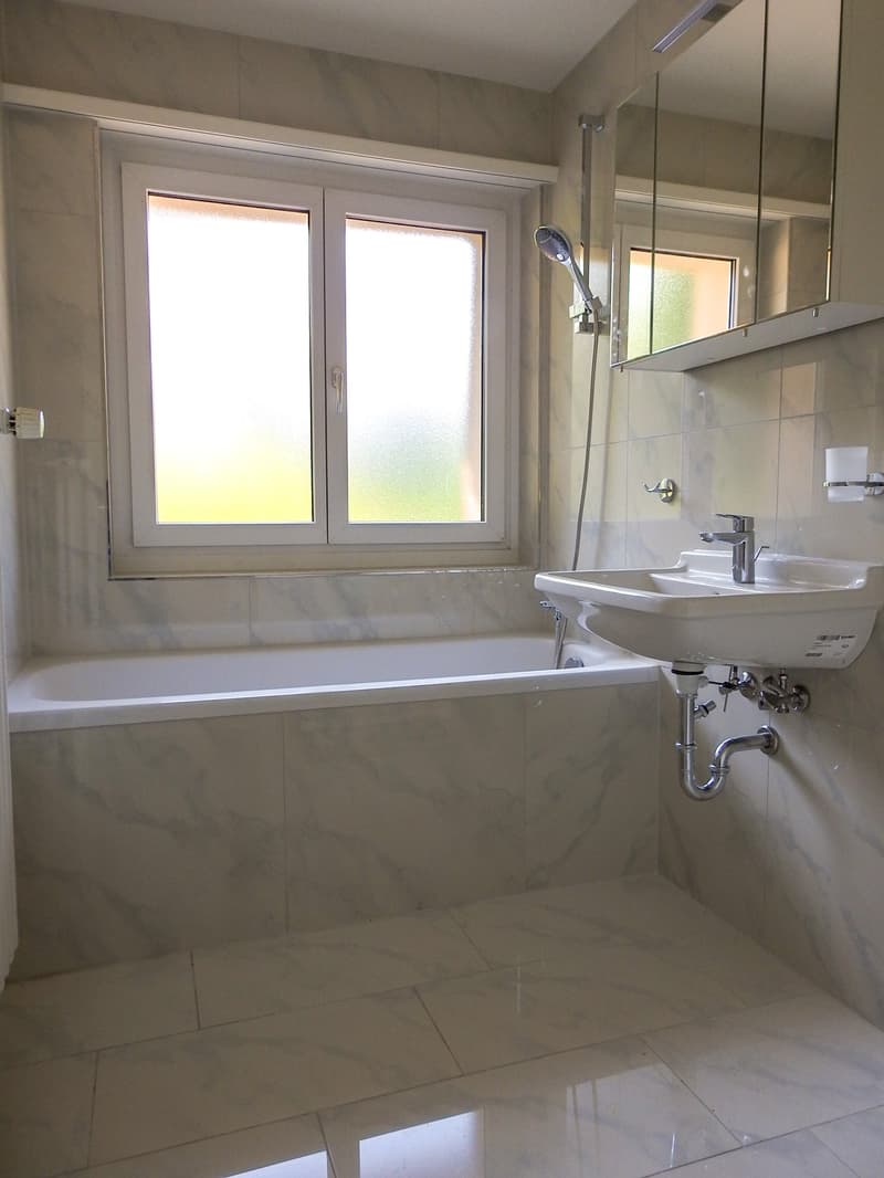 modernes Badezimmer mit Fenster