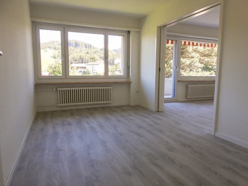 helles grosszügiges Zimmer mit Verbindungstüre zum Wohnzimmer