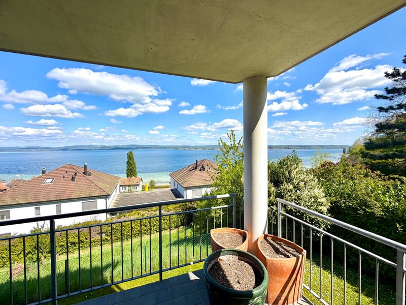 Terrasse mit Sicht auf den Bodensee
