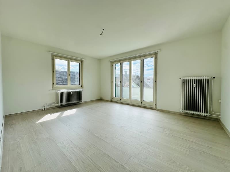 grosszügige 4-Zimmer-Wohnung mit Balkon an zentraler Lage (2025 renoviert) (3)