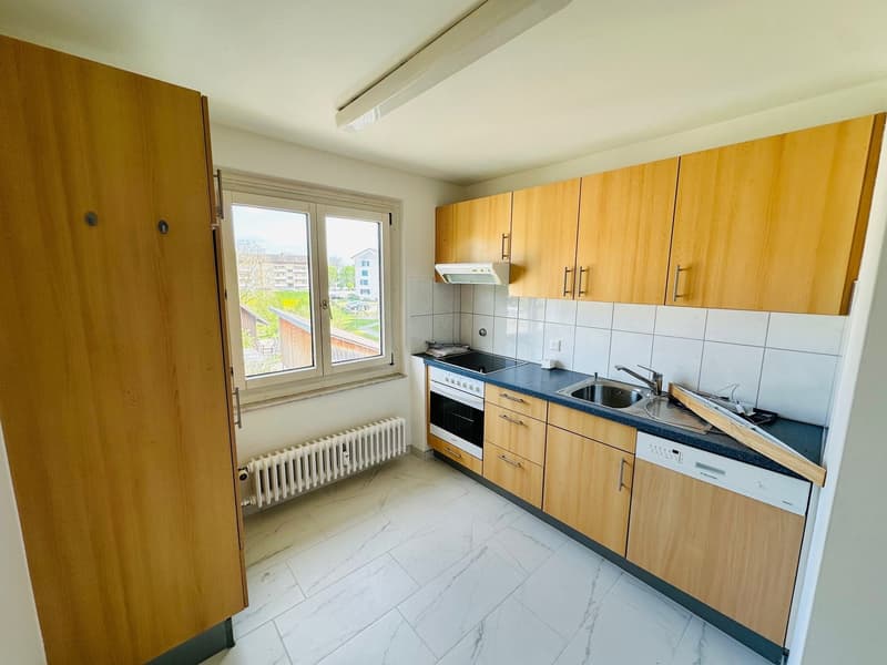 grosszügige 4-Zimmer-Wohnung mit Balkon an zentraler Lage (2025 renoviert) (2)