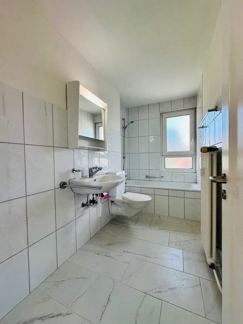 grosszügige 4-Zimmer-Wohnung mit Balkon an zentraler Lage (2025 renoviert) (7)