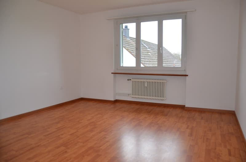 geräumiges Schlafzimmer mit Laminat