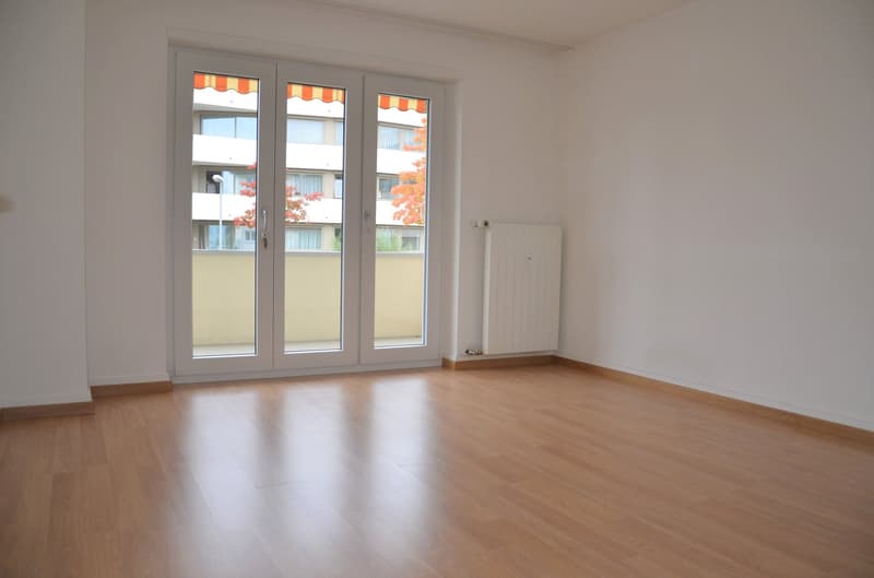 Helles Wohnzimmer mit Balkon