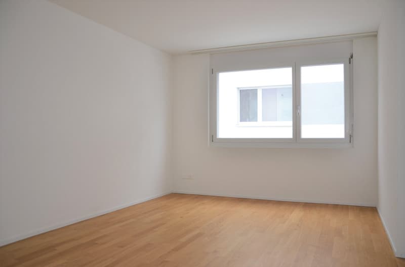 helles, grosszügiges Zimmer mit Parkettboden