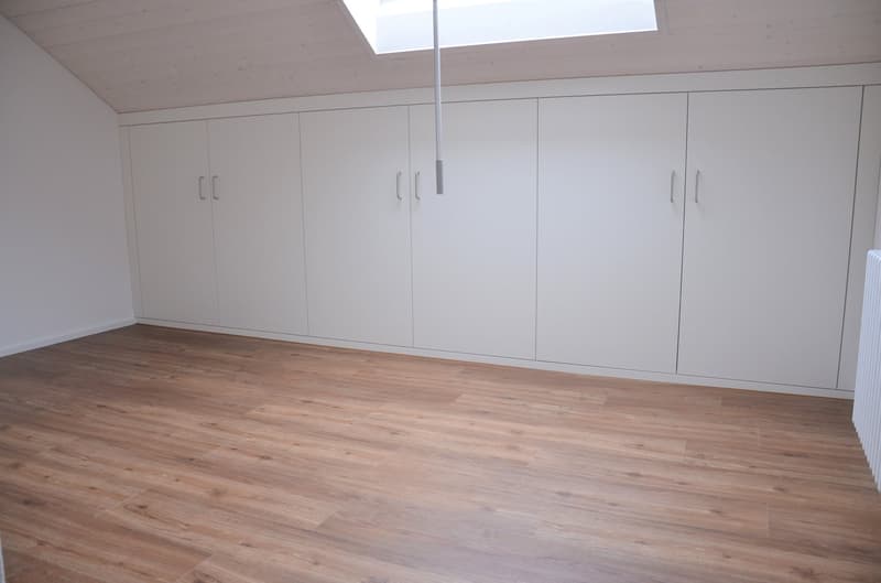 grosszügiges Zimmer mit Einbauschränken