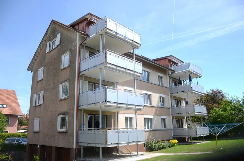Ansicht Mehrfamilienhaus mit grossen Balkonen