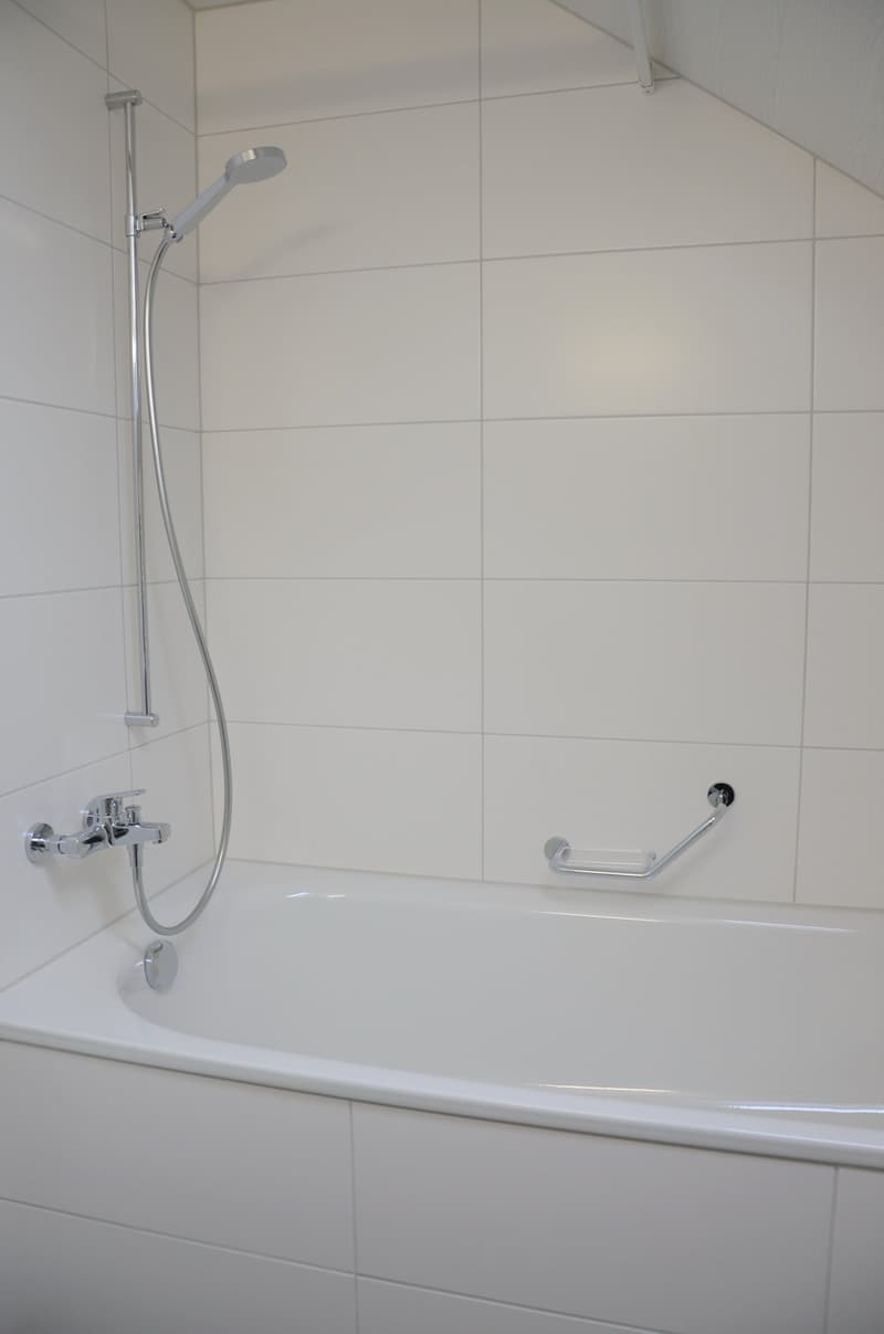 modernes Bad/WC mit Fenster
