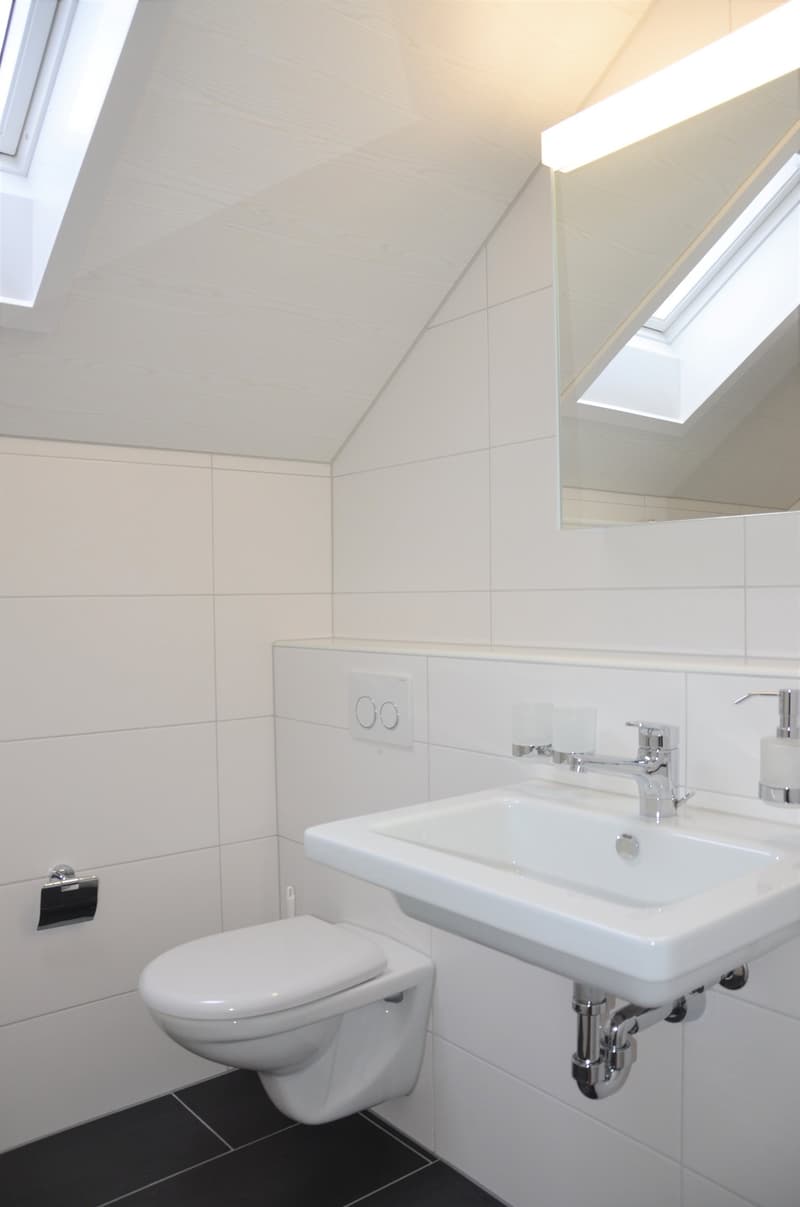 modernes Bad/WC mit Fenster