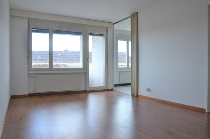 helles Wohnzimmer mit Laminatboden