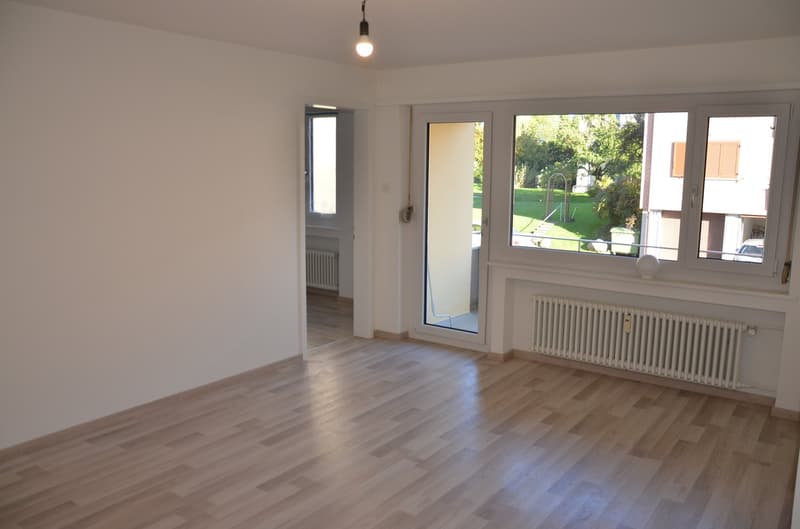 helles Wohnzimmer mit Laminat