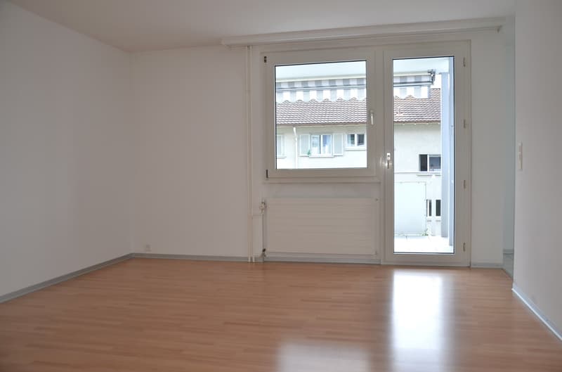 helles Wohnzimmer mit Laminat